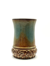 Vase en argile avec fond sculpté en forme de corazon et glaçure émeraude